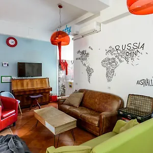 Hostel Of The Sun, Napels
